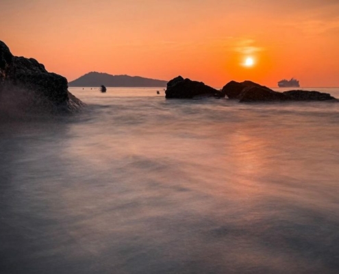 5 Wisata Pantai Phuket yang Menawarkan Sunset Paling Indah 5