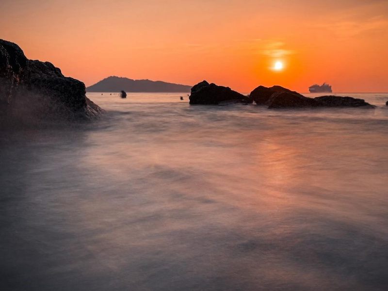 5 Wisata Pantai Phuket yang Menawarkan Sunset Paling Indah 5