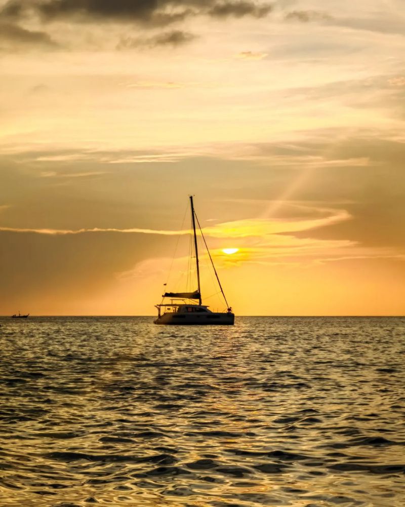 5 Wisata Pantai Phuket yang Menawarkan Sunset Paling Indah